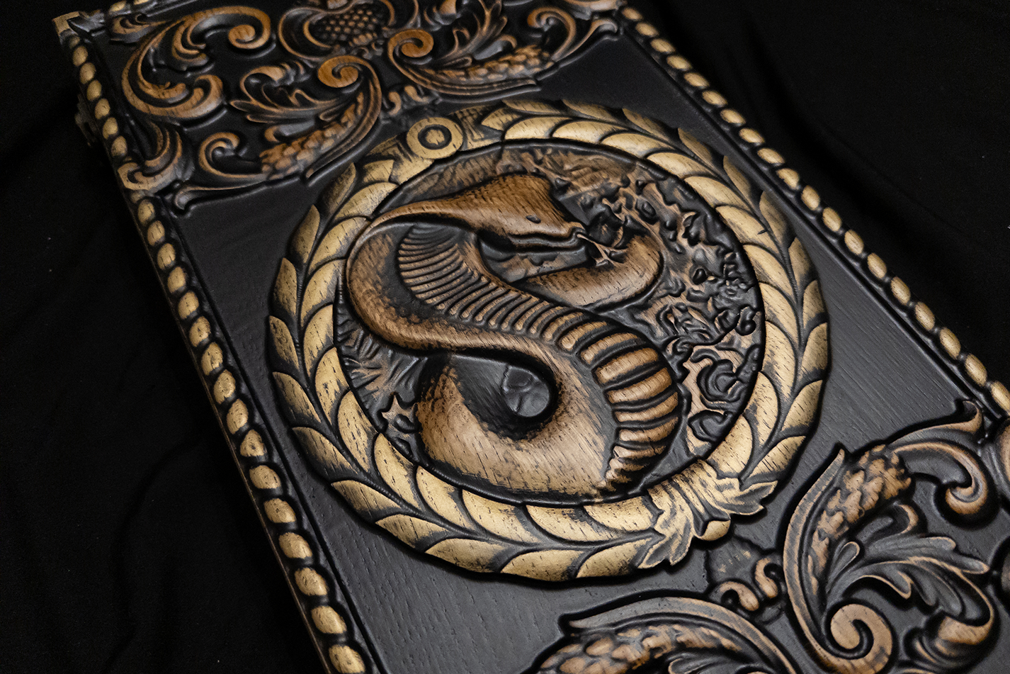 Blason du Cobra 50×50 cm en frêne