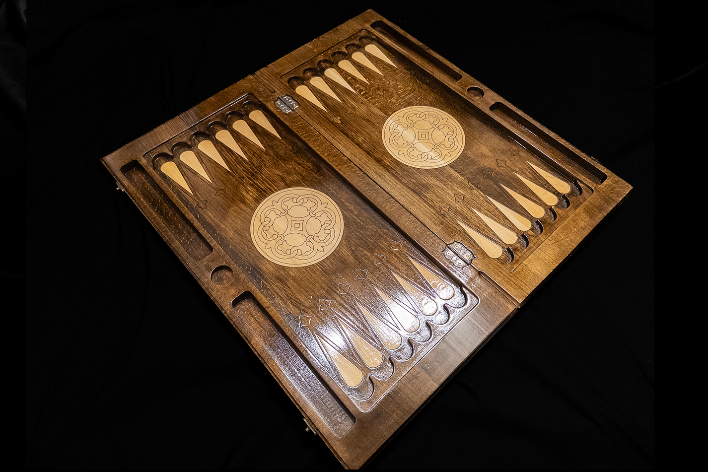 Talismanul lui Decebal de Aur – Ensemble (Table + Dames), 60×60 cm, bois de hêtre