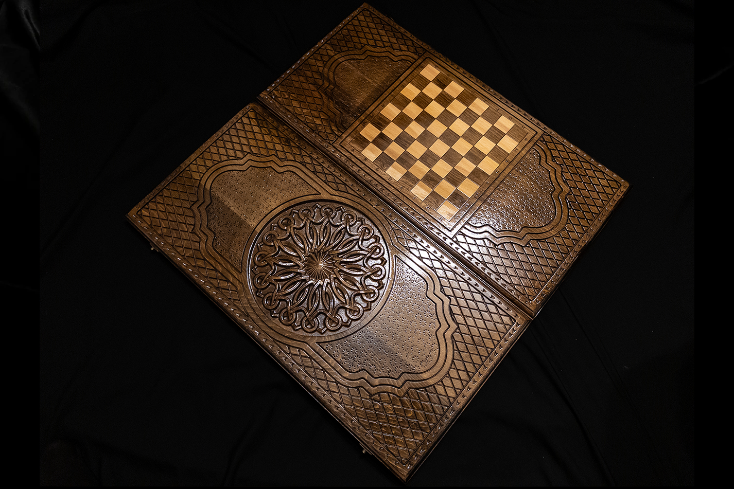 Talismanul lui Decebal en bronze – Ensemble (Table + Dames), 60×60 cm, bois de hêtre