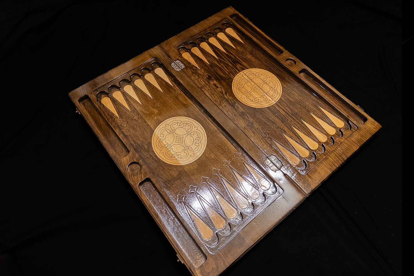 Talismanul lui Decebal en bronze – Ensemble (Table + Dames), 60×60 cm, bois de hêtre