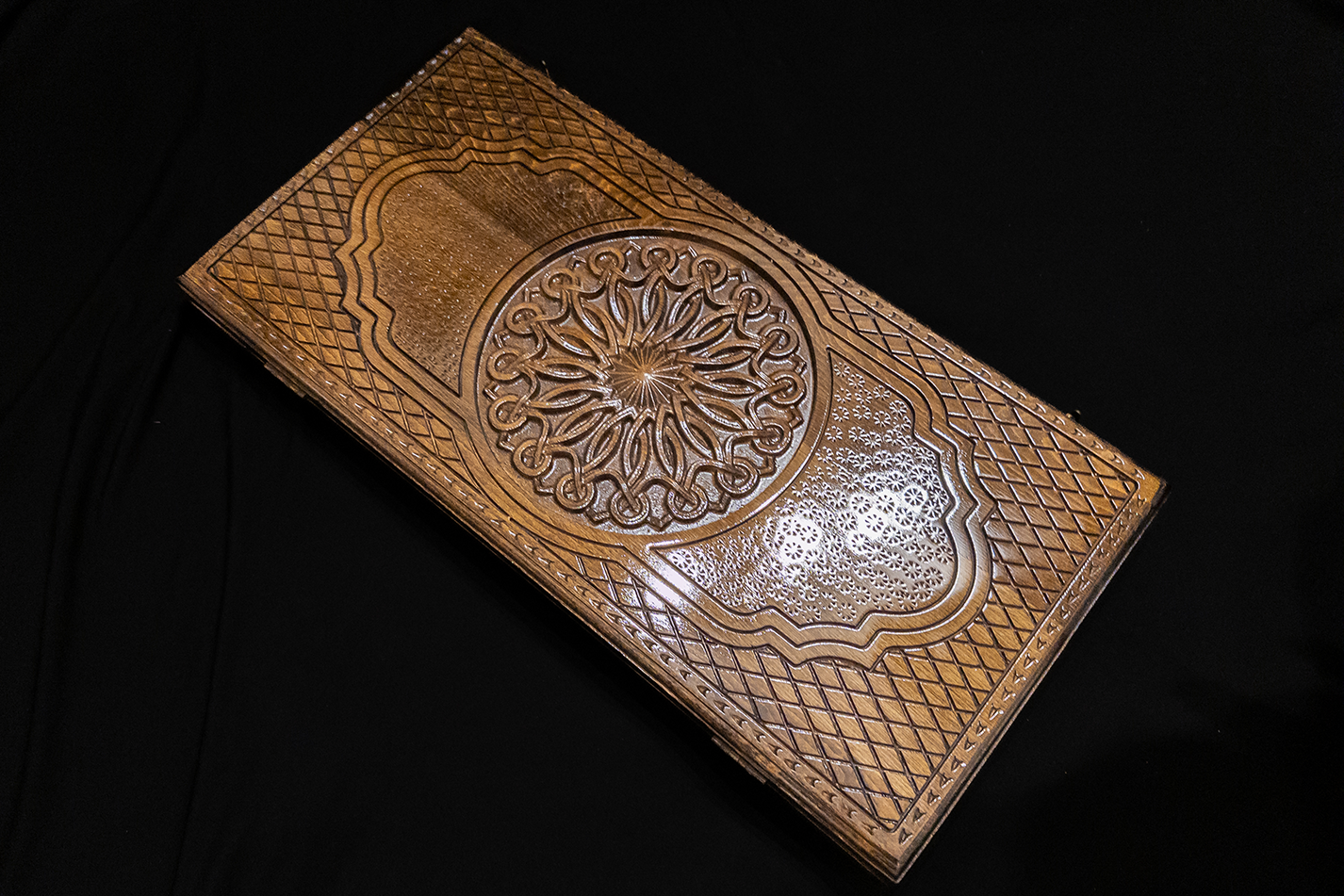 Talismanul lui Decebal en bronze – Ensemble (Table + Dames), 60×60 cm, bois de hêtre