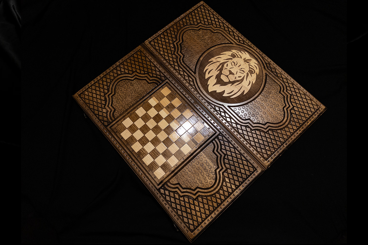 "Leul de Aur" – Ensemble (Table + Dames), 60×60 cm,