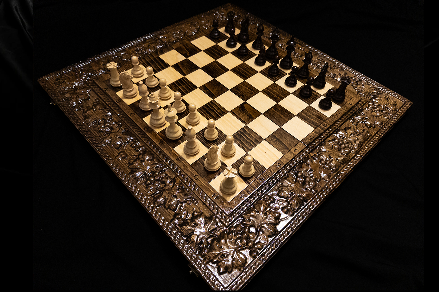Ensemble 3-en-1 « Vigne » : échecs, backgammon, dames (60×60 cm)