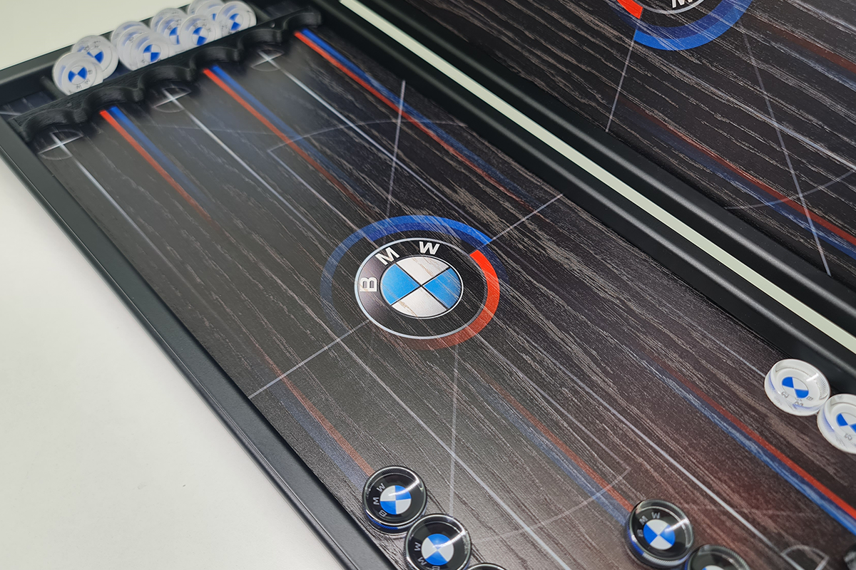 Exclusif : « BMW Heritage » – backgammon en placage de chêne