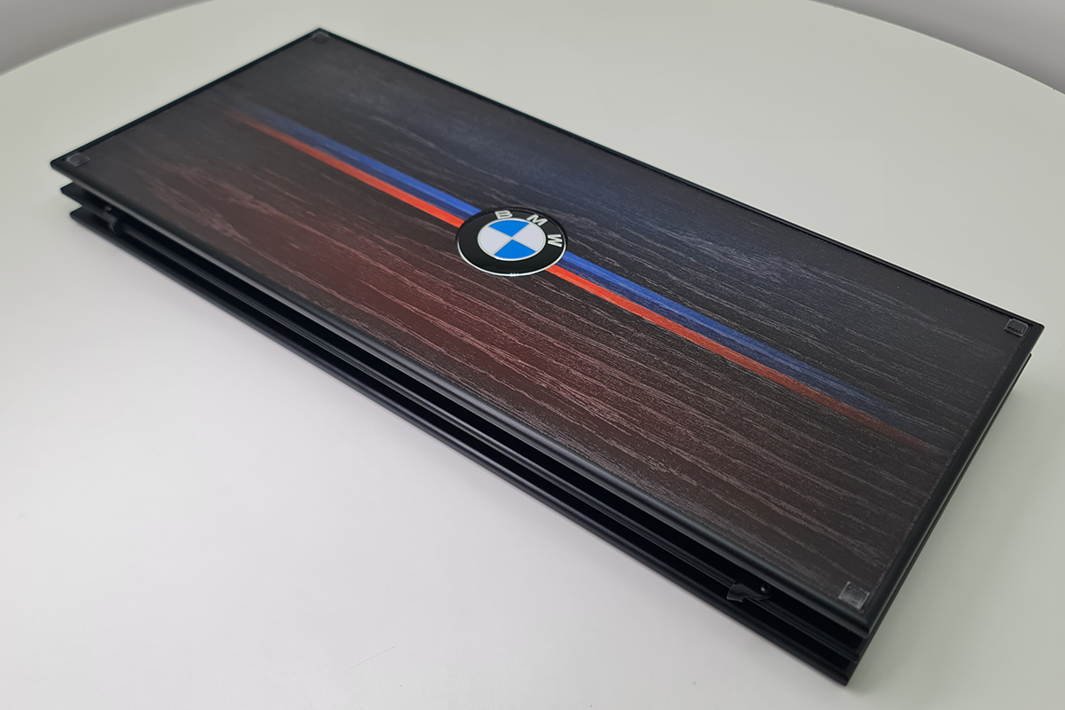 Exclusif : « BMW Heritage » – backgammon en placage de chêne