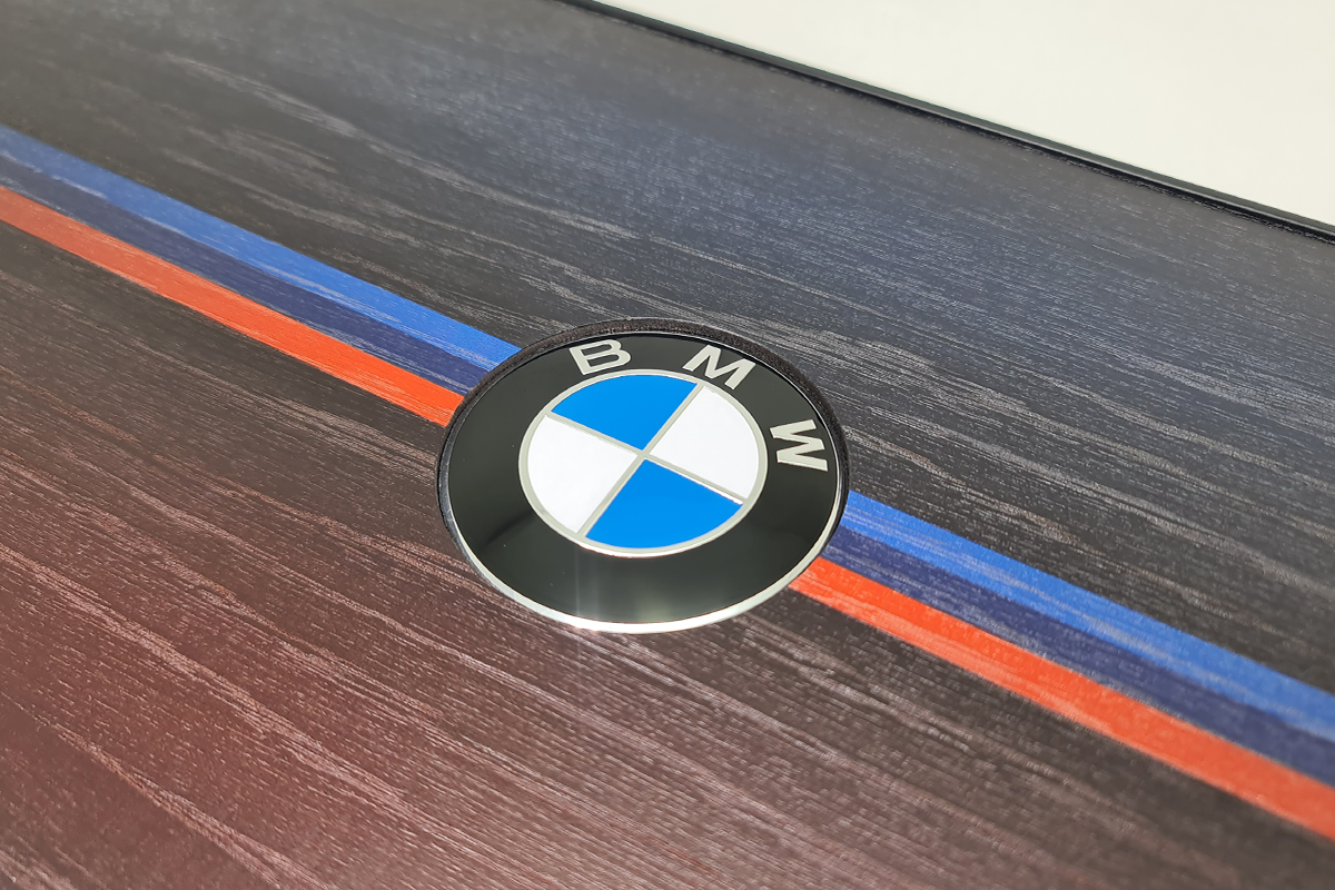 Exclusif : « BMW Heritage » – backgammon en placage de chêne