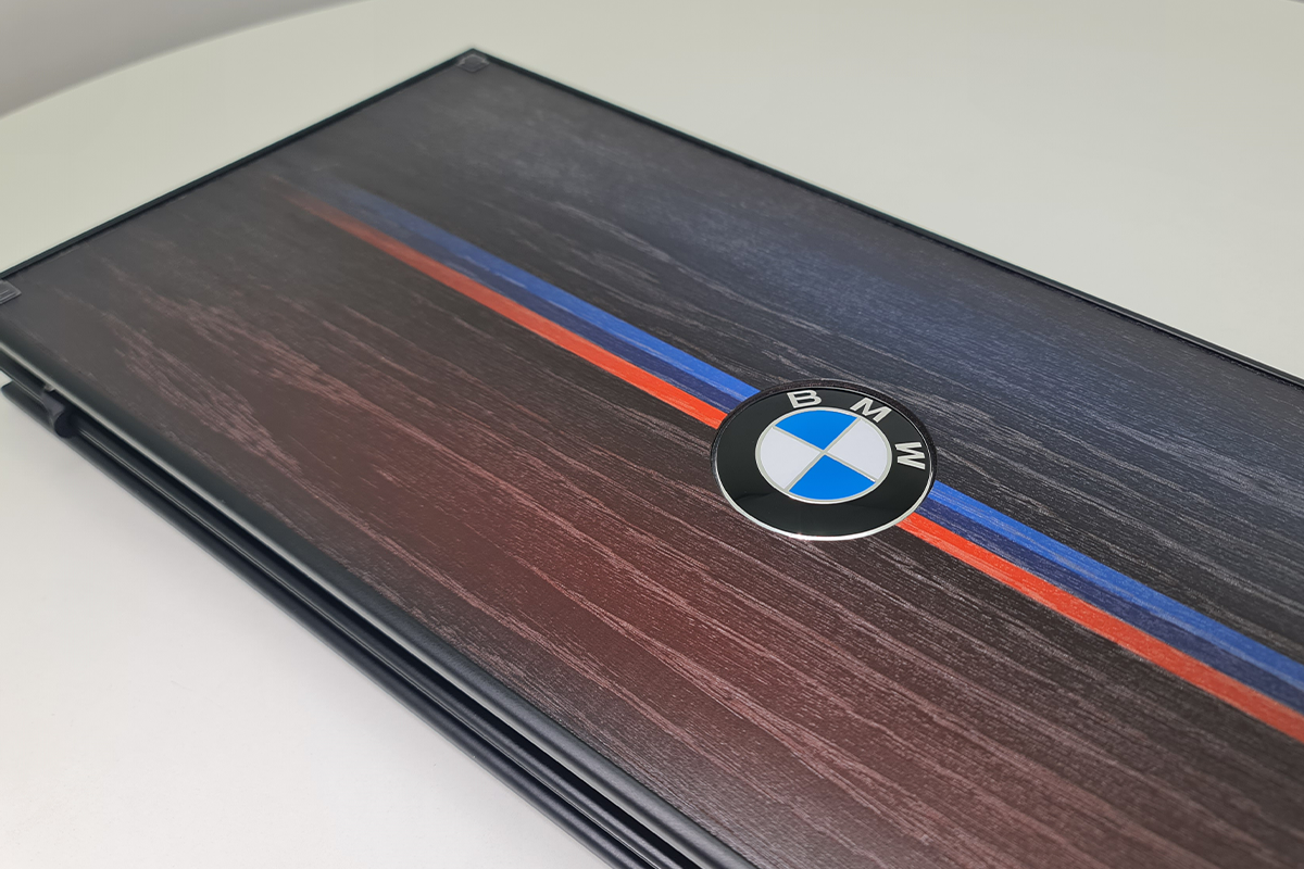 Exclusif : « BMW Heritage » – backgammon en placage de chêne