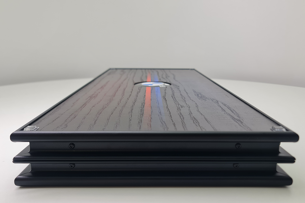 Exclusif : « BMW Heritage » – backgammon en placage de chêne