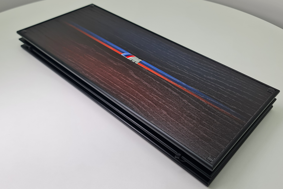 Exclusif : « BMW Heritage » – backgammon en placage de chêne