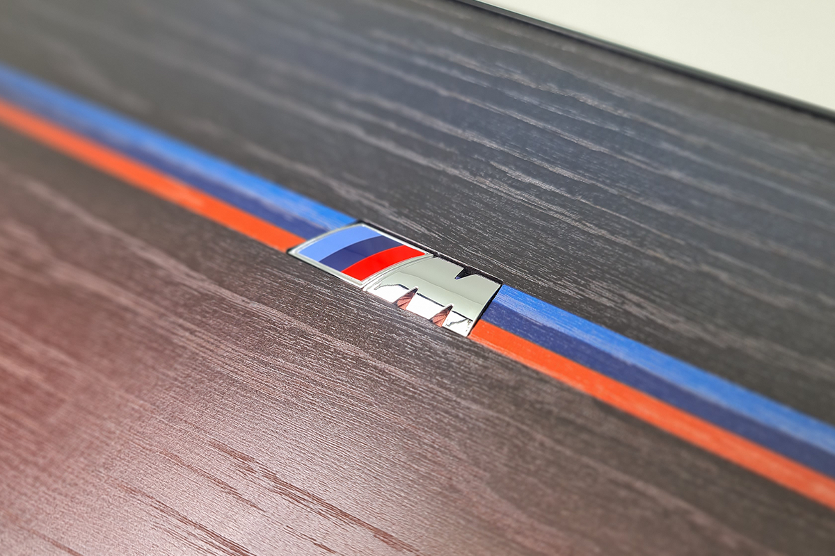 Exclusif : « BMW Heritage » – backgammon en placage de chêne