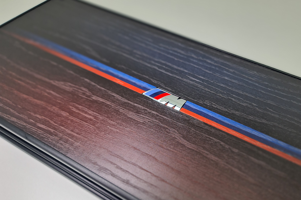 Exclusif : « BMW Heritage » – backgammon en placage de chêne