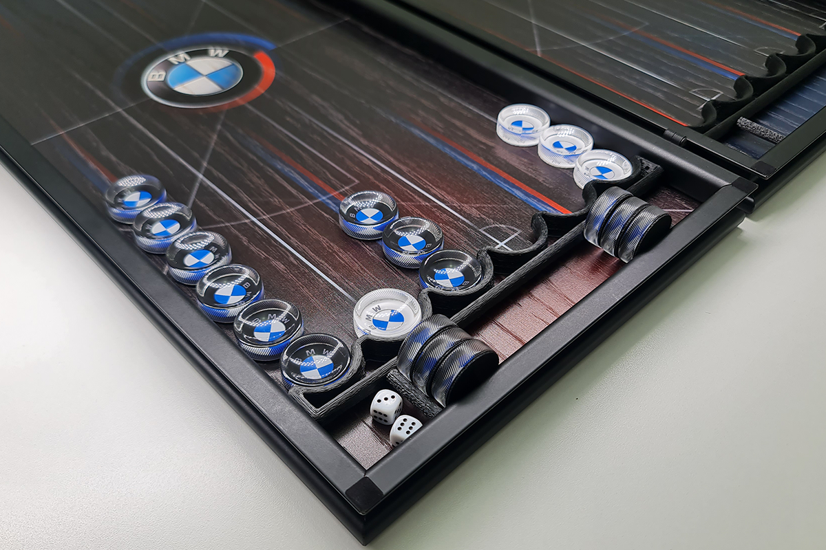 Exclusif : « BMW Heritage » – backgammon en placage de chêne