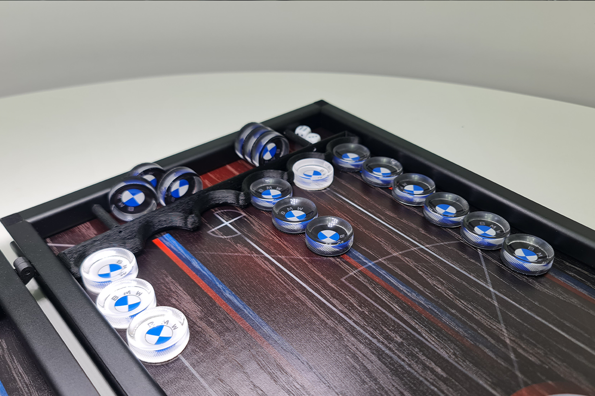Exclusif : « BMW Heritage » – backgammon en placage de chêne