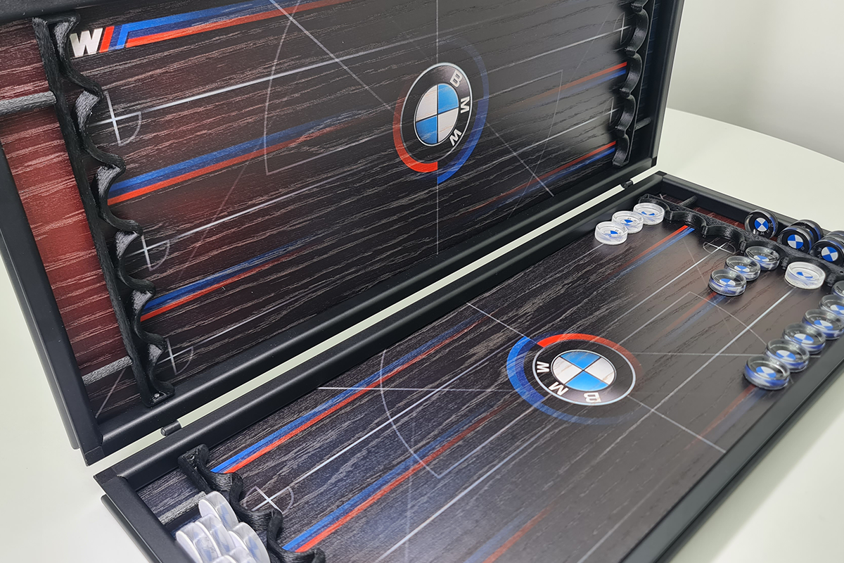 Exclusif : « BMW Heritage » – backgammon en placage de chêne