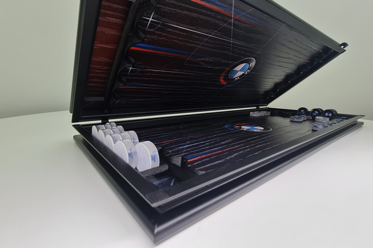 Exclusif : « BMW Heritage » – backgammon en placage de chêne