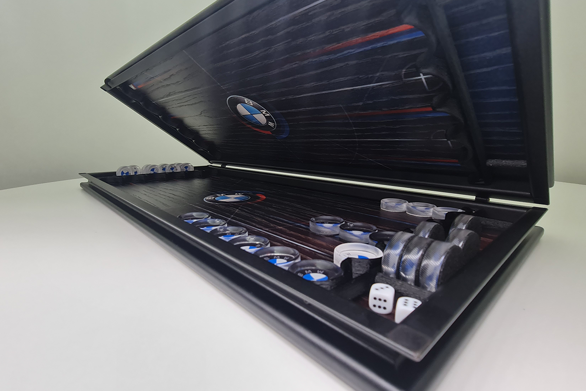 Exclusif : « BMW Heritage » – backgammon en placage de chêne