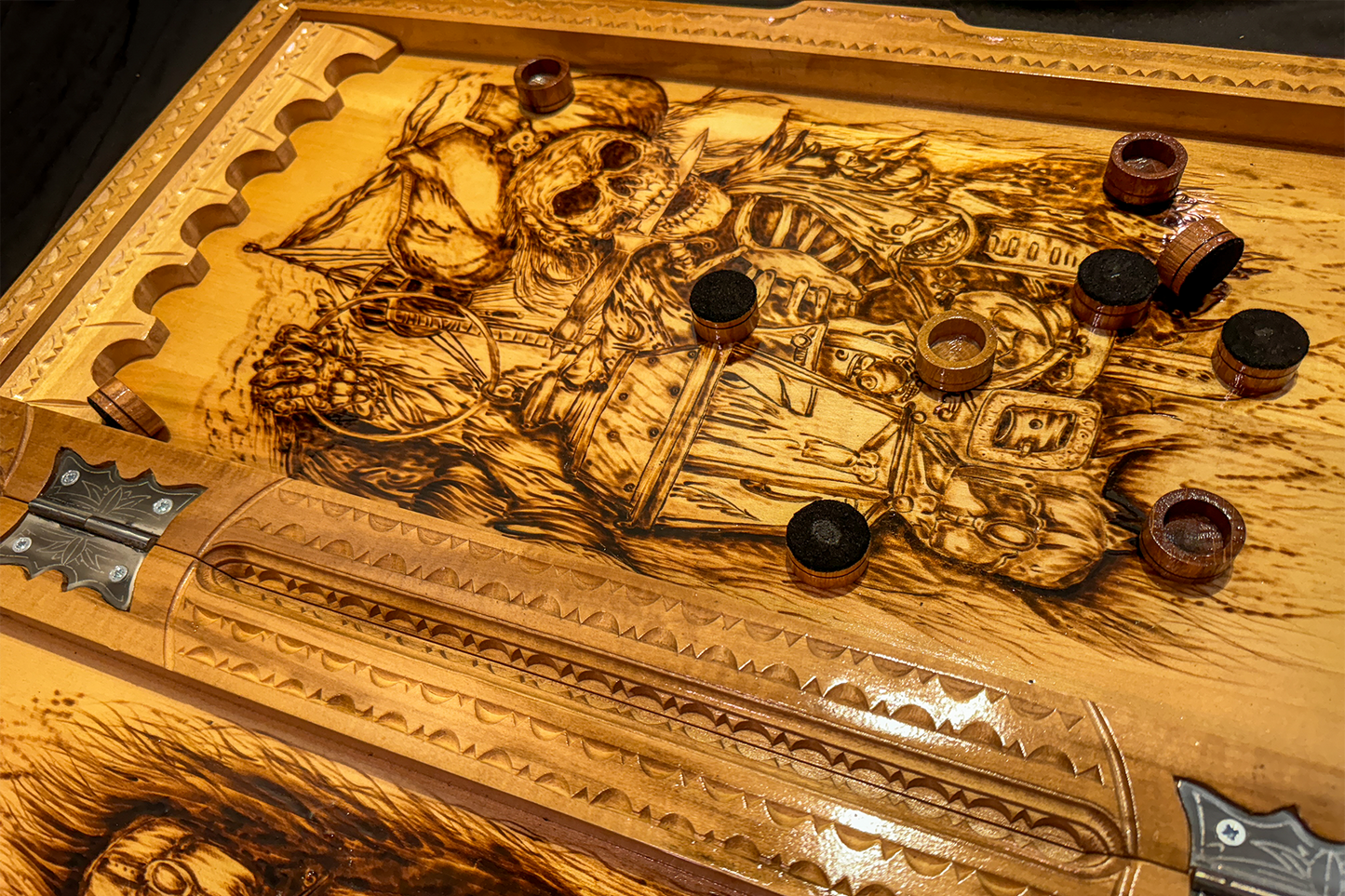 Exclusif : Jeu de backgammon, d'échecs et de dames 3 en 1 "Odihna Piratului" 70x70 cm