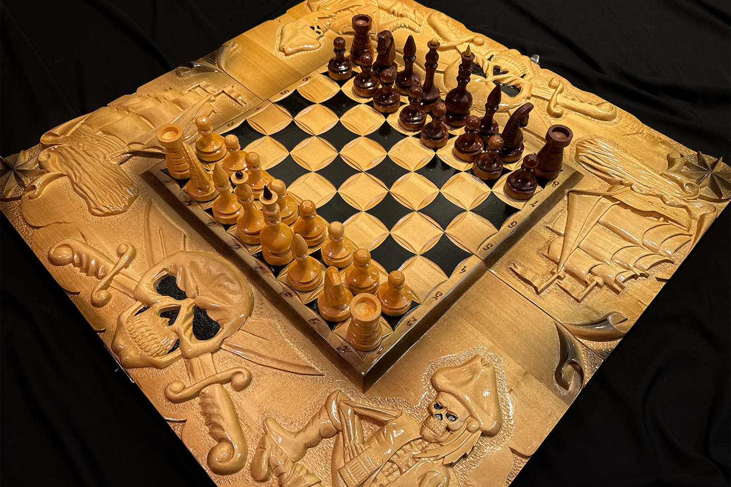 Exclusif : Jeu de backgammon, d'échecs et de dames 3 en 1 "Odihna Piratului" 70x70 cm