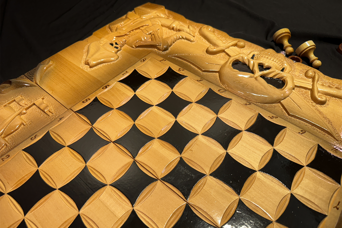 Exclusif : Jeu de backgammon, d'échecs et de dames 3 en 1 "Odihna Piratului" 70x70 cm