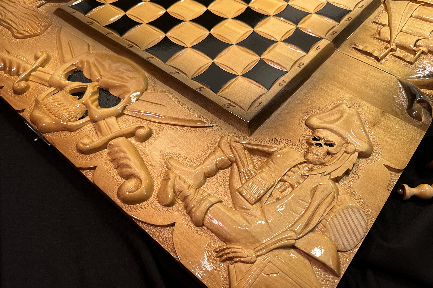 Exclusif : Jeu de backgammon, d'échecs et de dames 3 en 1 "Odihna Piratului" 70x70 cm