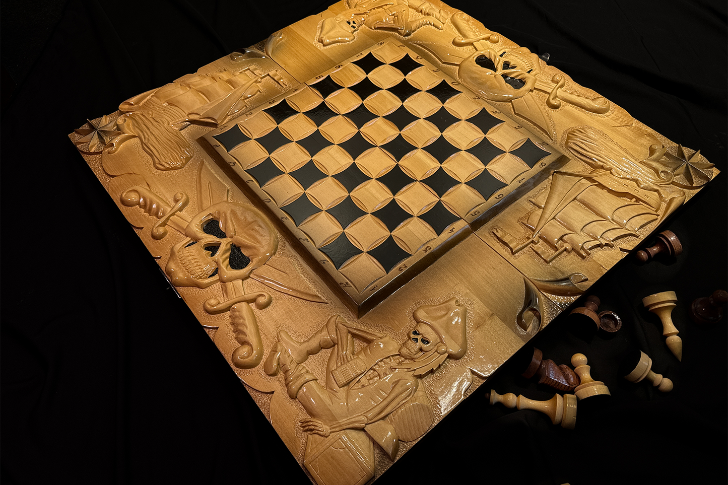Exclusif : Jeu de backgammon, d'échecs et de dames 3 en 1 "Odihna Piratului" 70x70 cm