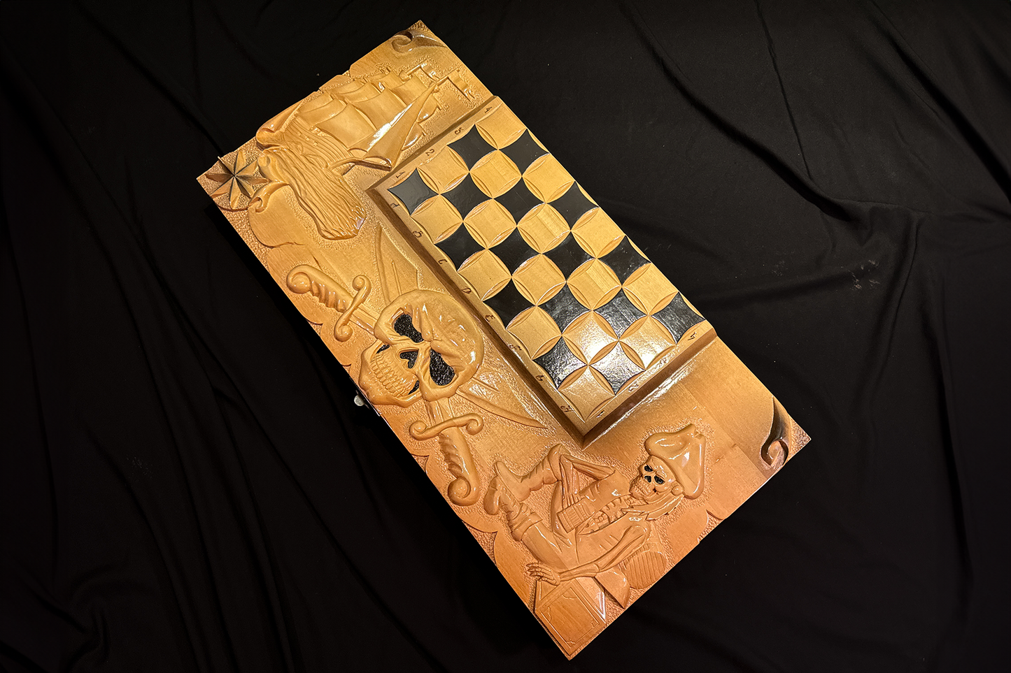 Exclusif : Jeu de backgammon, d'échecs et de dames 3 en 1 "Odihna Piratului" 70x70 cm