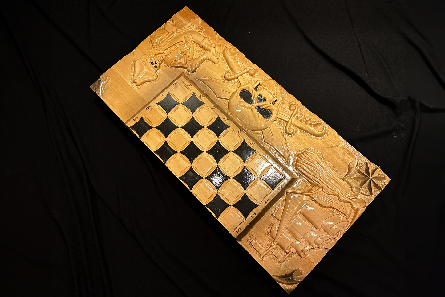 Exclusif : Jeu de backgammon, d'échecs et de dames 3 en 1 "Odihna Piratului" 70x70 cm