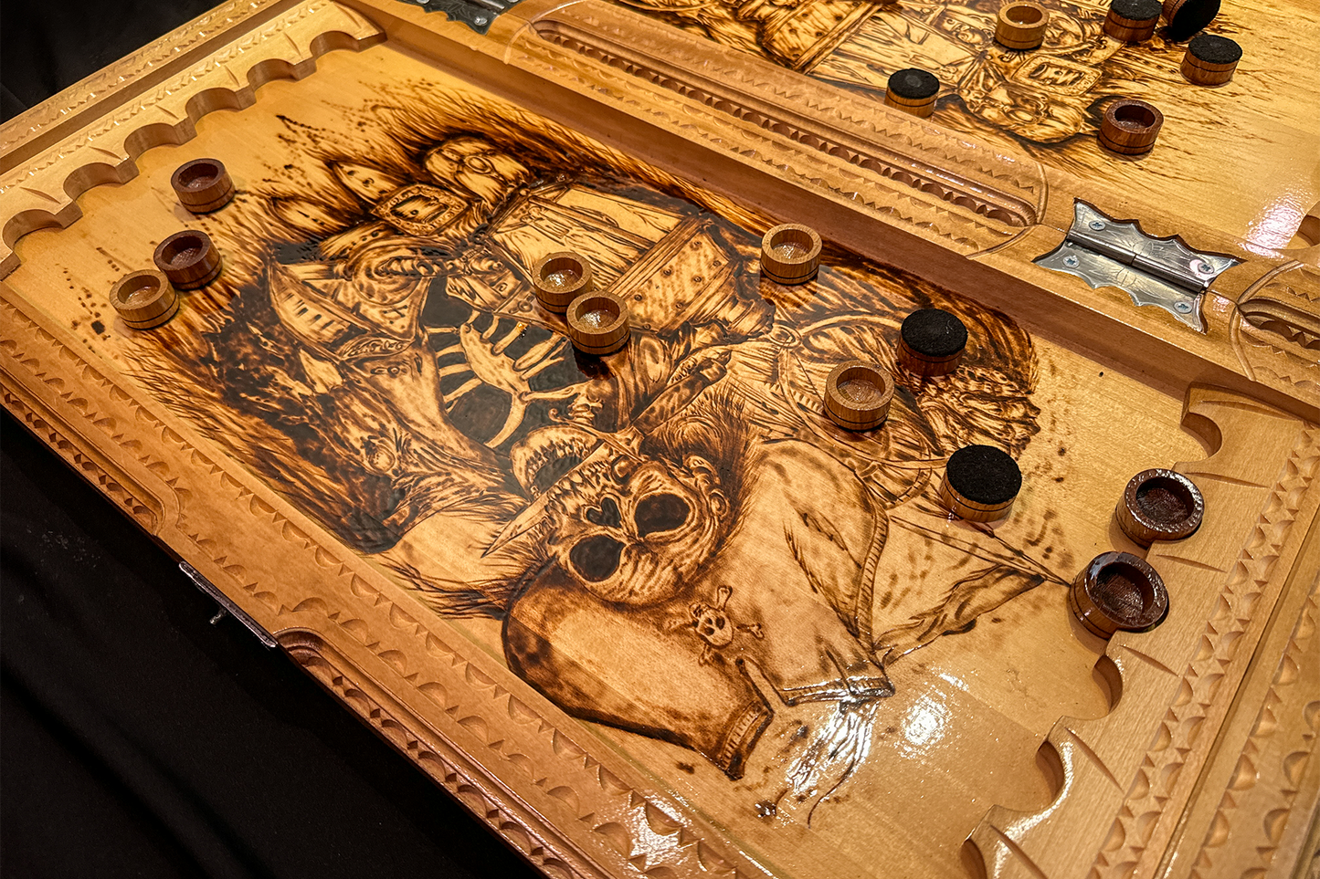 Exclusif : Jeu de backgammon, d'échecs et de dames 3 en 1 "Odihna Piratului" 70x70 cm