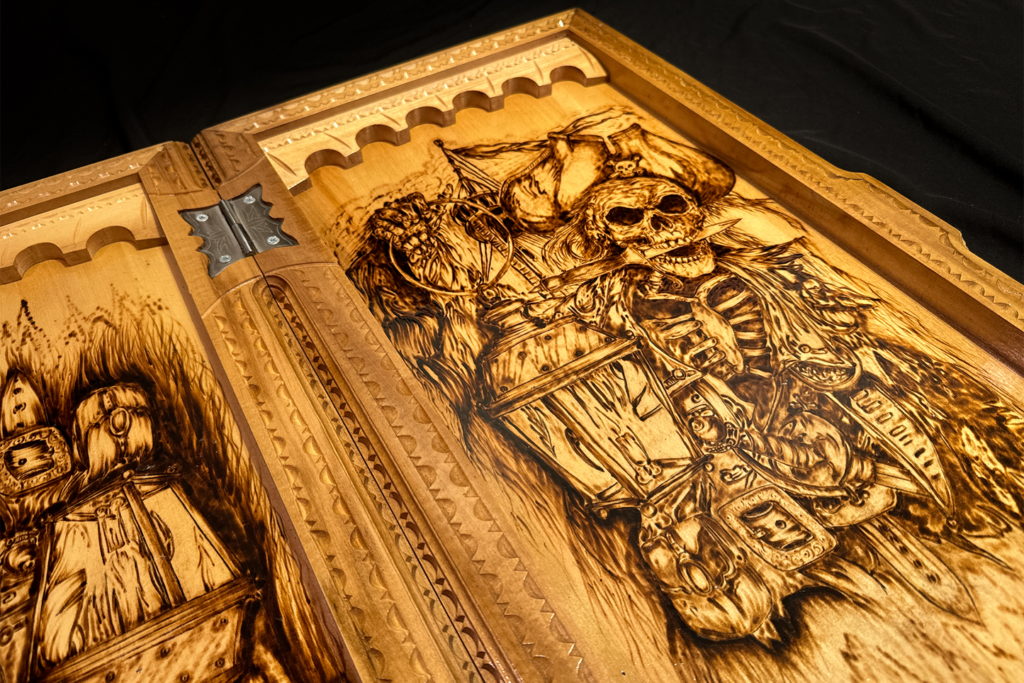 Exclusif : Jeu de backgammon, d'échecs et de dames 3 en 1 "Odihna Piratului" 70x70 cm