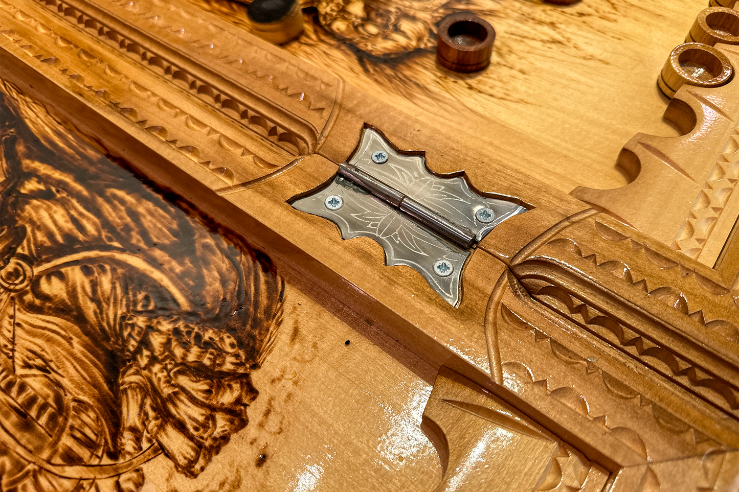 Exclusif : Jeu de backgammon, d'échecs et de dames 3 en 1 "Odihna Piratului" 70x70 cm