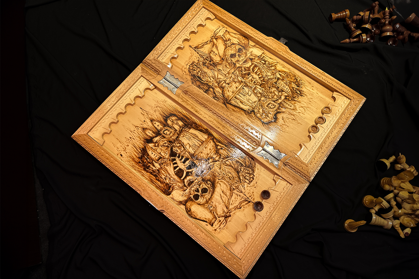 Exclusif : Jeu de backgammon, d'échecs et de dames 3 en 1 "Odihna Piratului" 70x70 cm