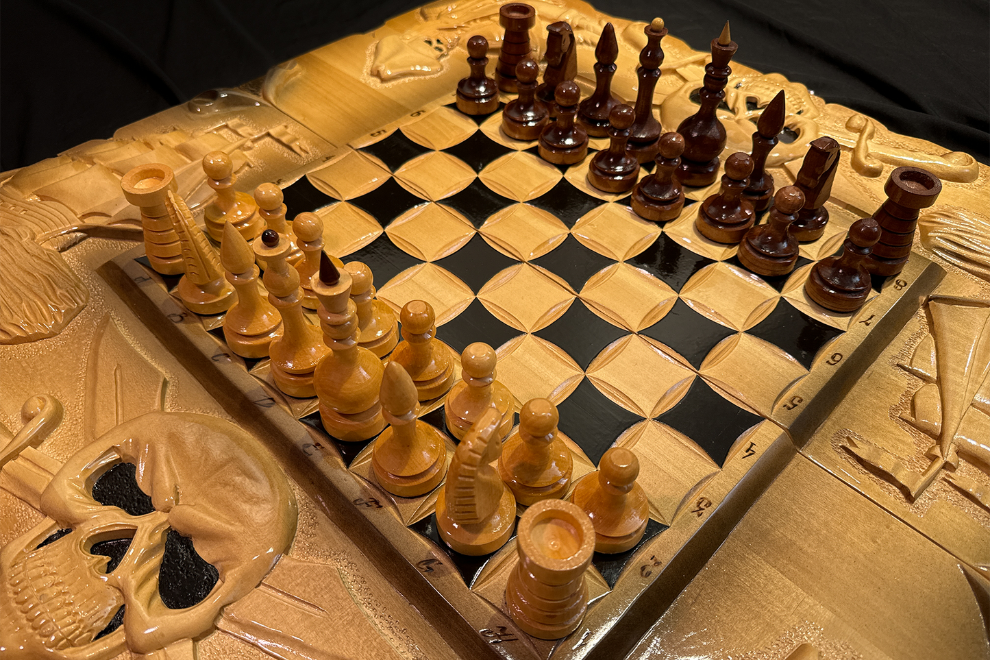Exclusif : Jeu de backgammon, d'échecs et de dames 3 en 1 "Odihna Piratului" 70x70 cm