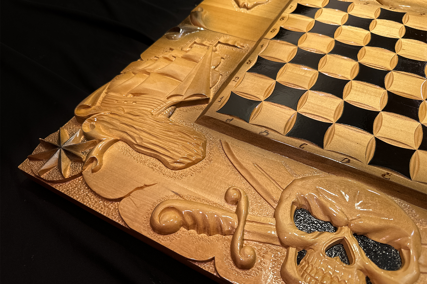 Exklusiv: Set aus Backgammon, Schach und Dame 3 in 1 „Odihna Piratului“ 70x70 cm