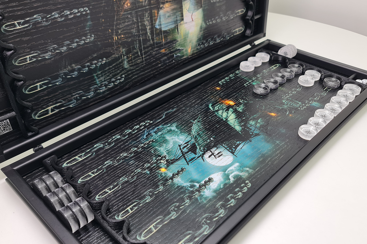 Exclusif : « Corabia Piraților » – backgammon en placage de chêne